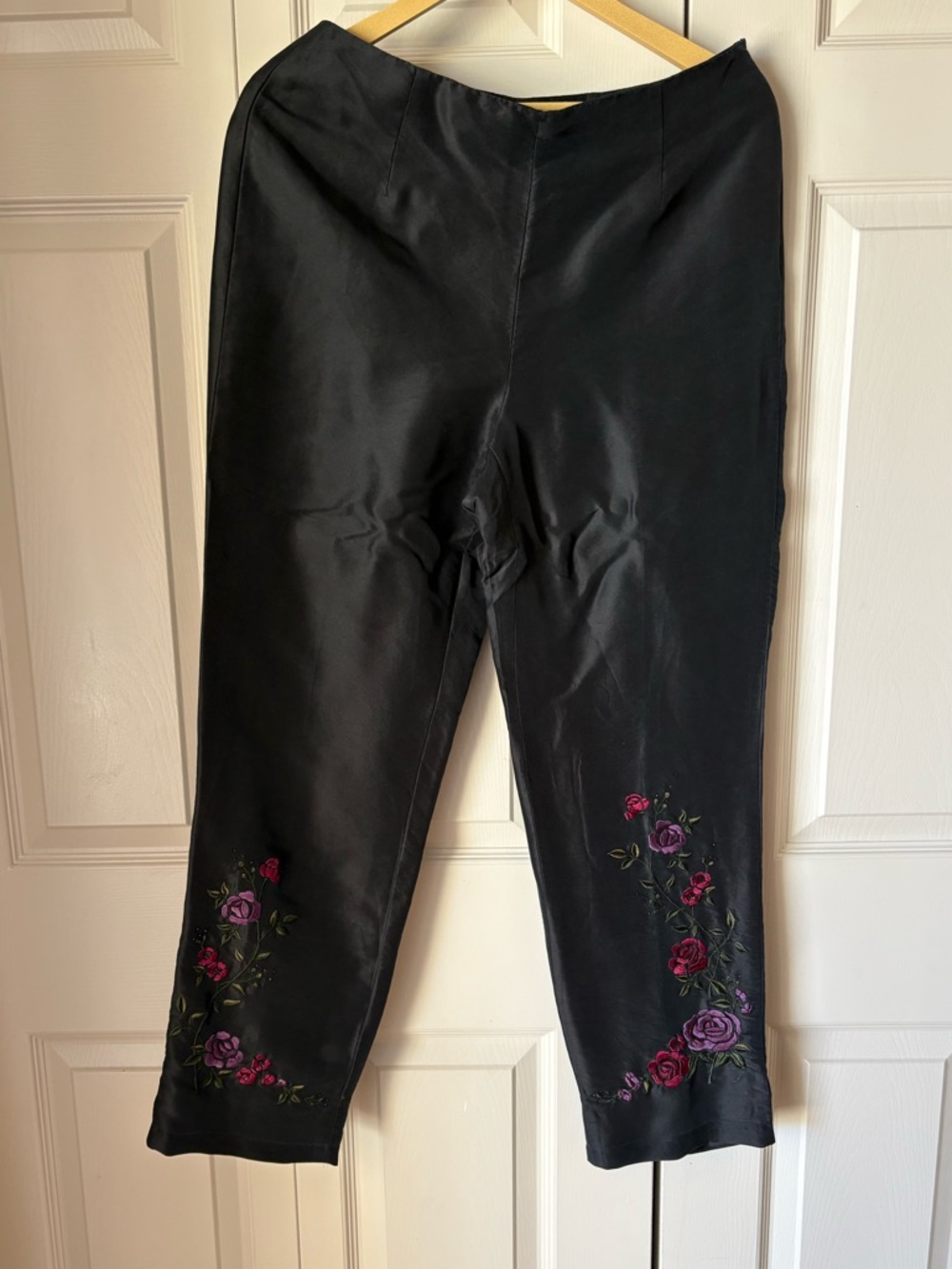 Ann Taylor | Vntage black silk pants. Foral embroidery. Size 8.  80s. Slim leg